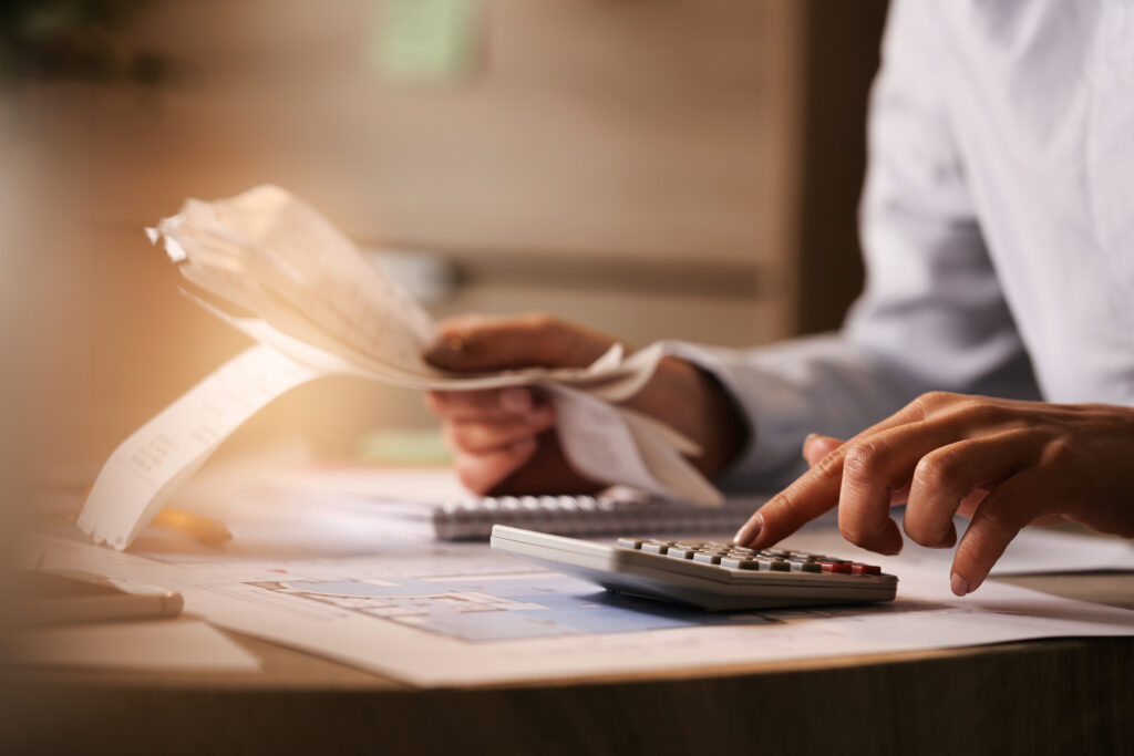 Estratégias para controlar gastos corporativos.
