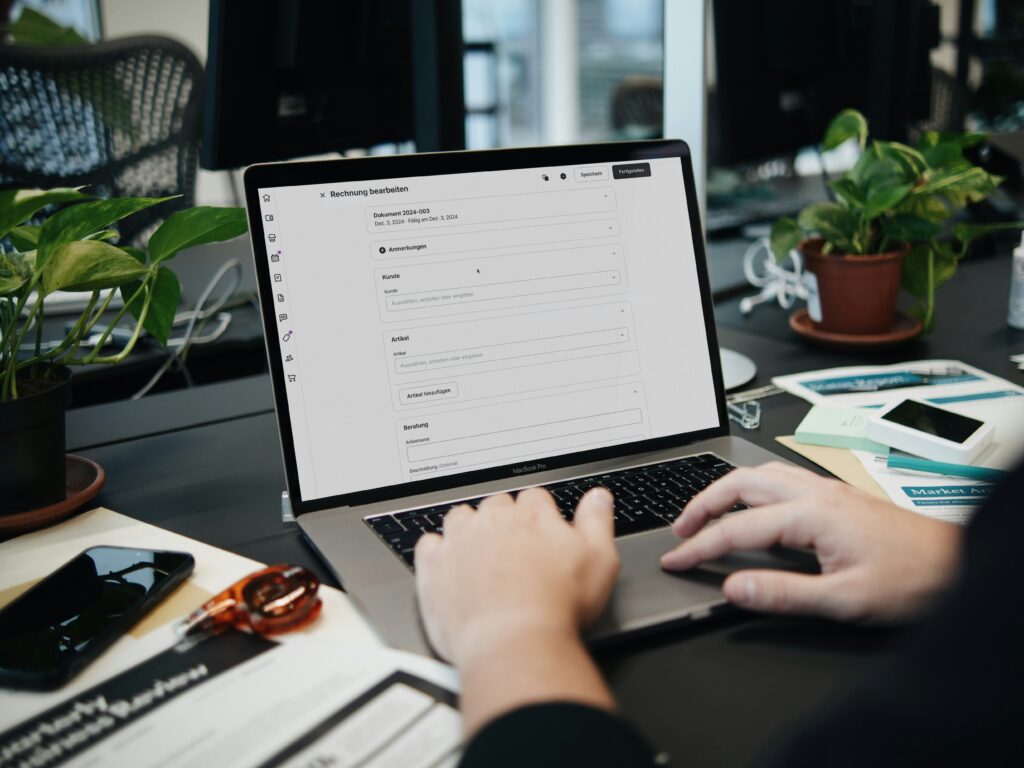 Gestor financeiro buscando a digitalização financeira para a sua empresa.